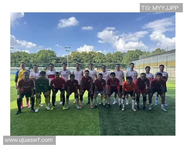 足球明星接受队友亲密采访展现友谊与默契的温馨瞬间 足球明星接受队友亲密采访展现友谊与默契的温馨瞬间